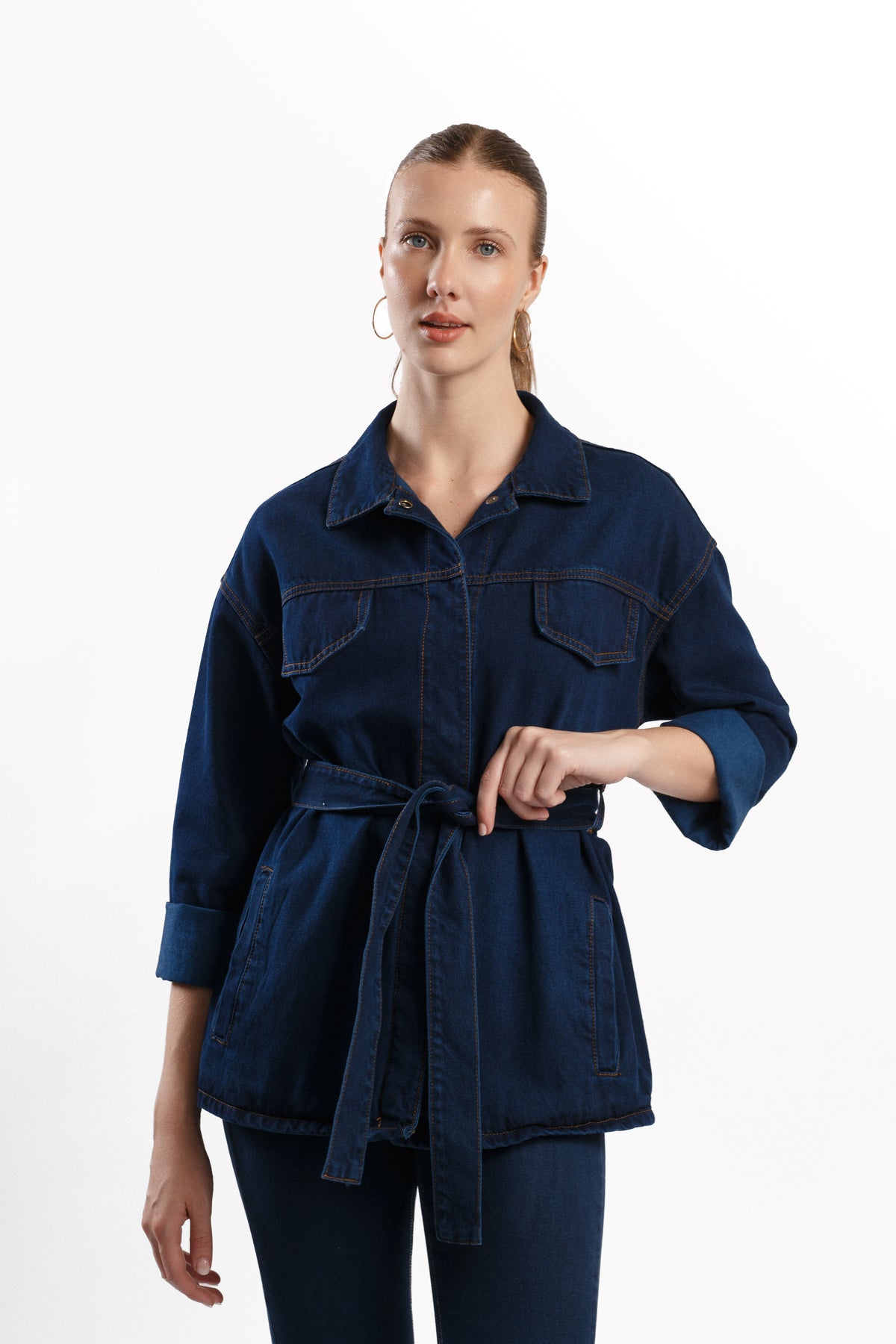 CHAQUETA DENIM CON CINTURÓN