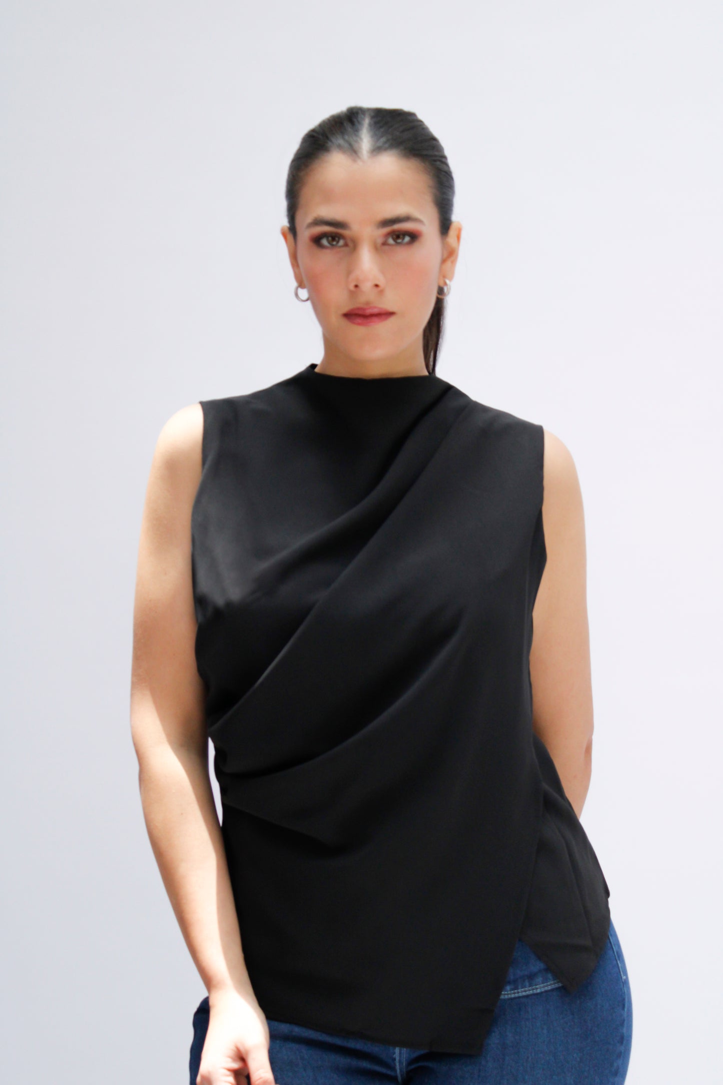 BLUSA SIN MANGAS DRAPEADO NEGRO