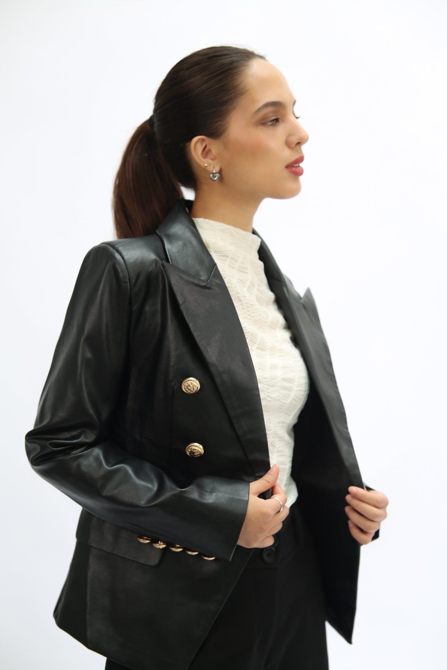 BLAZER DE CUERINA BOTONES DORADOS
